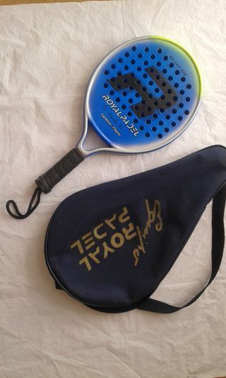 Pala de padel Royal Padel con funda original.