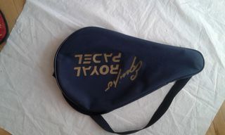 Pala de padel Royal Padel con funda original.