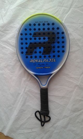 Pala de padel Royal Padel con funda original.