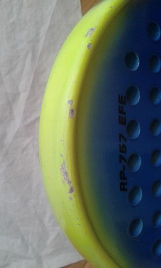 Pala de padel Royal Padel con funda original.