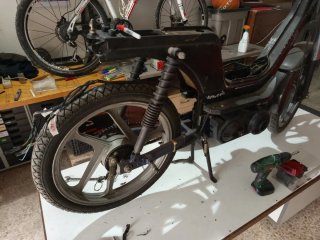Mecánico de bicicletas y  Derbi VARIANT