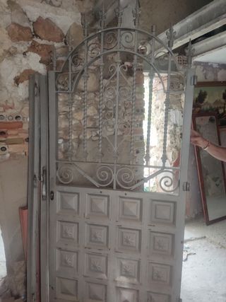 Puerta de forja de exterior chalet 