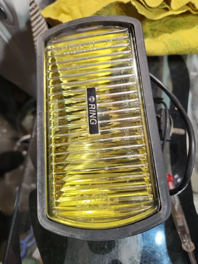 FARI ALOGENI PER AUTO UNIVERSALI AD ANELLO