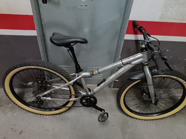 SE VENDE COMMENSAL RAMONES 24" PLUS