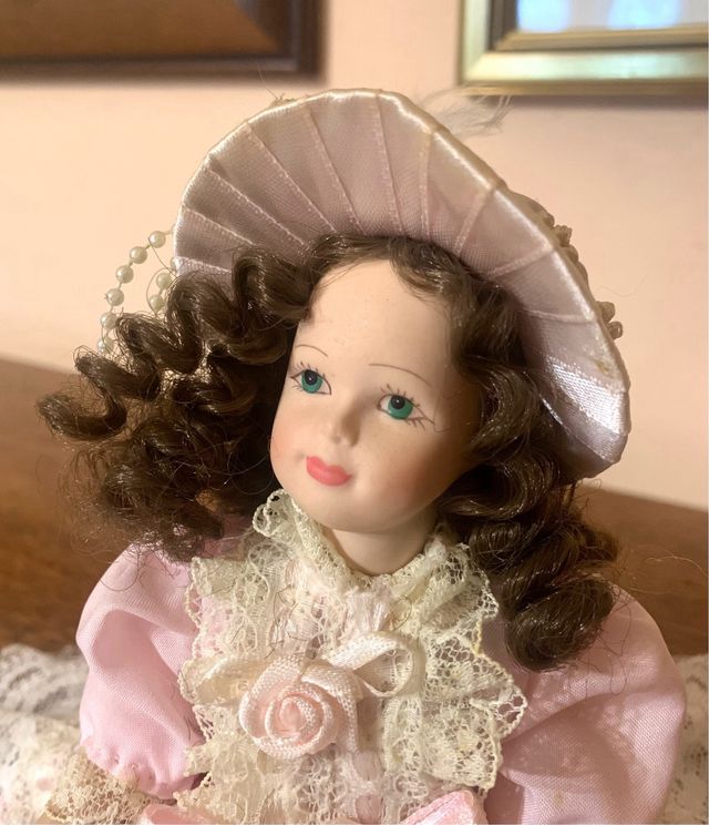 Bambola in porcellana vintage