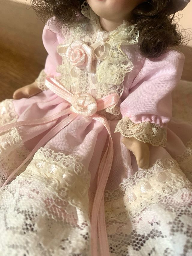 Bambola in porcellana vintage