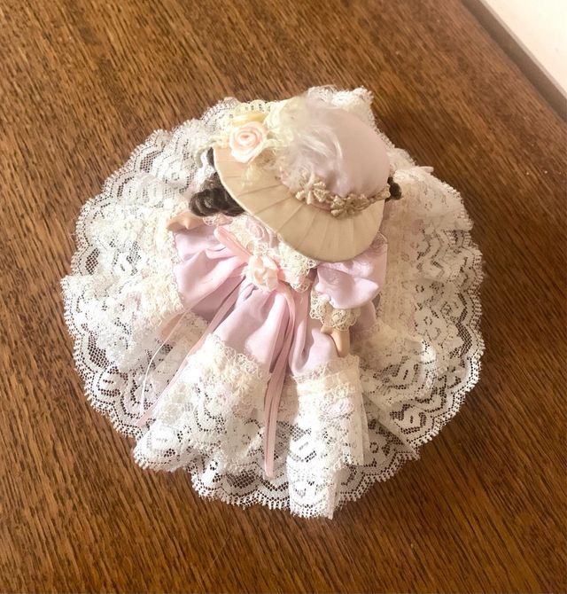 Bambola in porcellana vintage