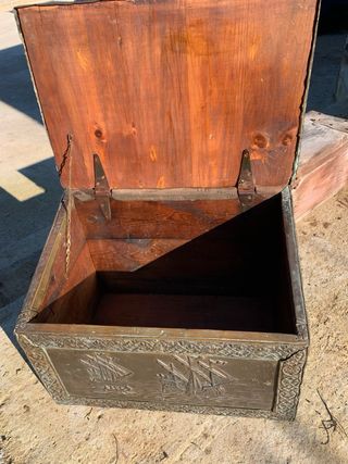 Bauletto antico di legno rivestito con rame 