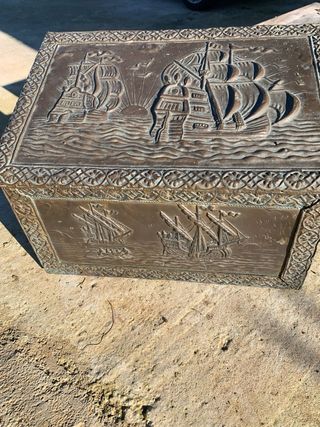 Bauletto antico di legno rivestito con rame 