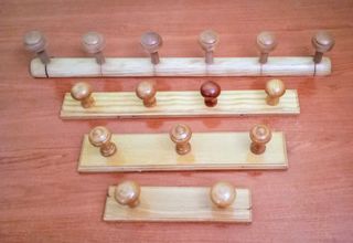 Cuatro perchas de madera