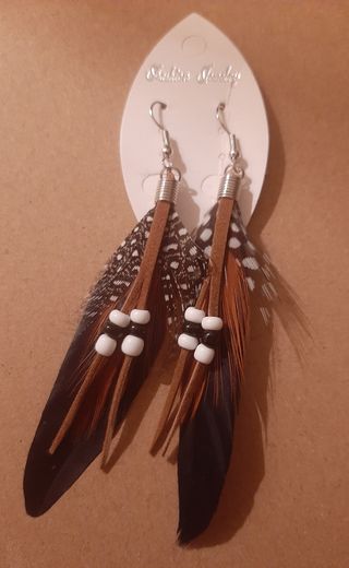 Pendientes plumas color negro.