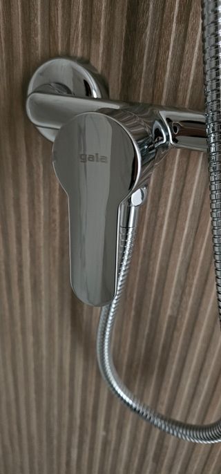 Dos lavabos con pedestal y 1 pack griferia baño