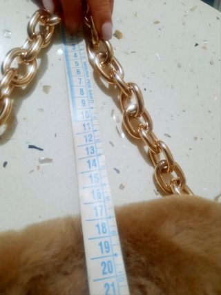 Borsetta in ecopelliccia e catena oro H&M