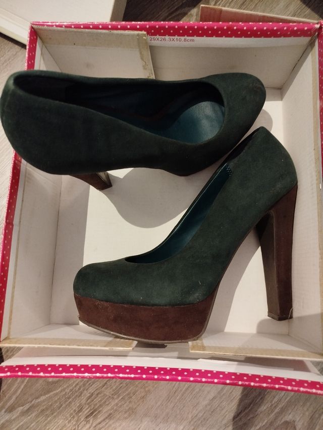 Zapato de tacón verde oscuro