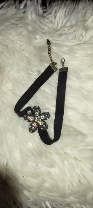 Gargantilla de antelina y cristal brillante