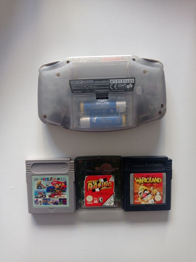 Game Boy Advance con juegos y funda