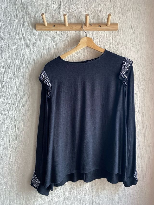 Blusa gris volantes - zara
