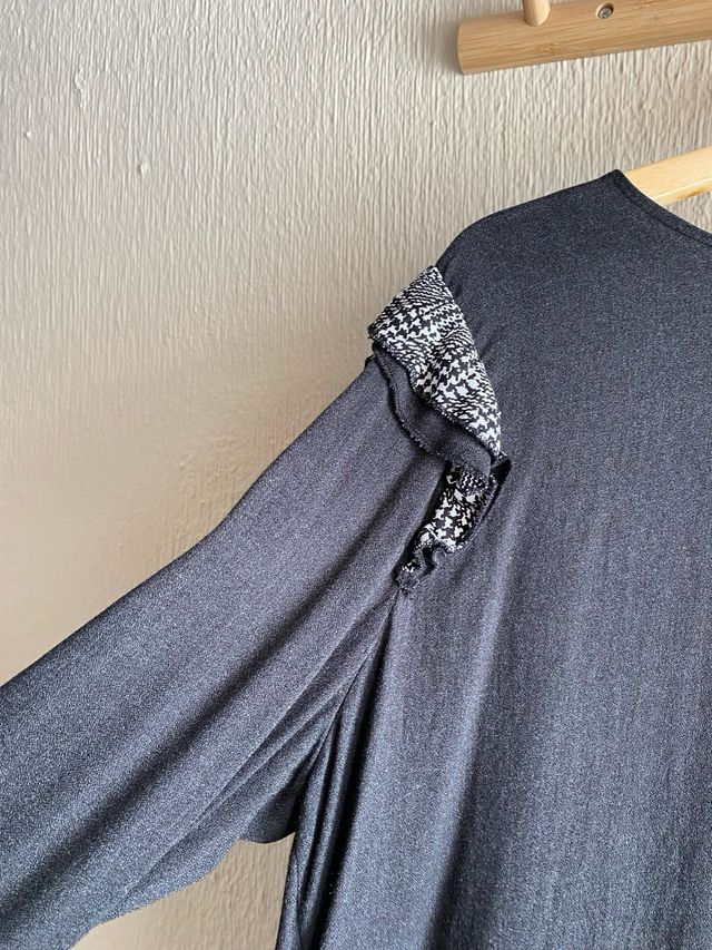 Blusa gris volantes - zara