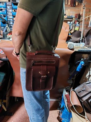Bolsa costado cuero
