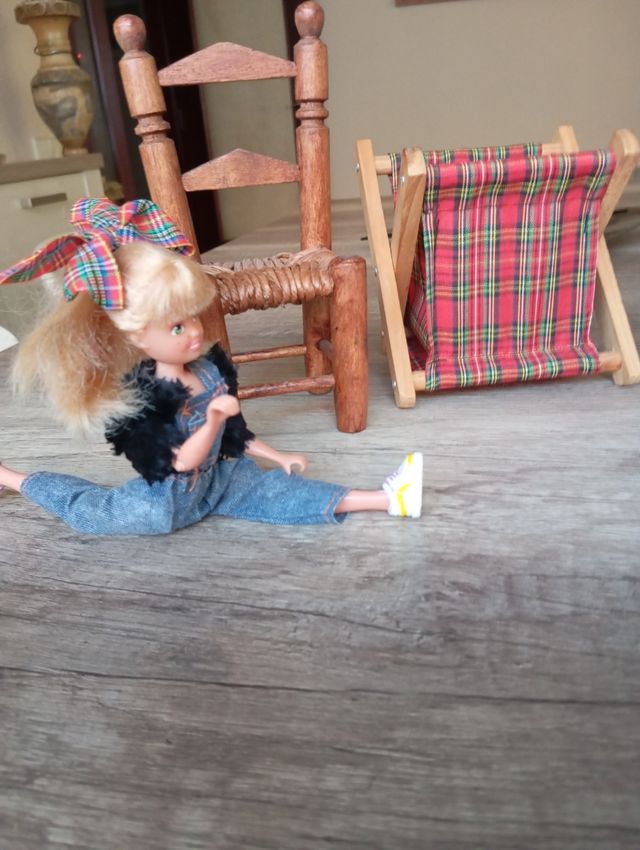 MUÑECA ARTICULADA SILLA MADERA Y CESTA R