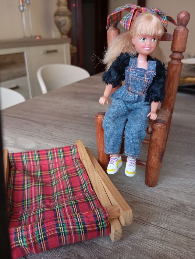 MUÑECA ARTICULADA SILLA MADERA Y CESTA R