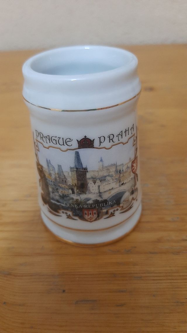 Jarra pequeña de porcelana de Praga