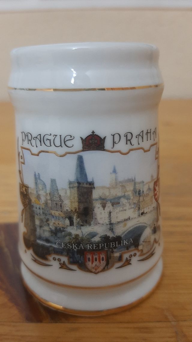 Jarra pequeña de porcelana de Praga