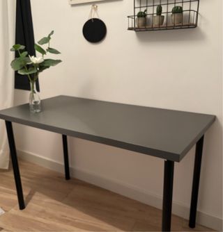 escritorio negro y gris 