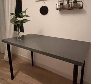 escritorio negro y gris 