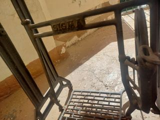 Dos mesas ”SINGER” antiguas de costura Sella