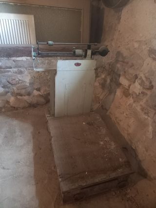 Báscula industrial antigua en Sella (Alicante)