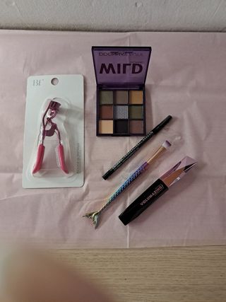 LOTE DE MAQUILLAJE  DDONNA PARA PARPADOS.