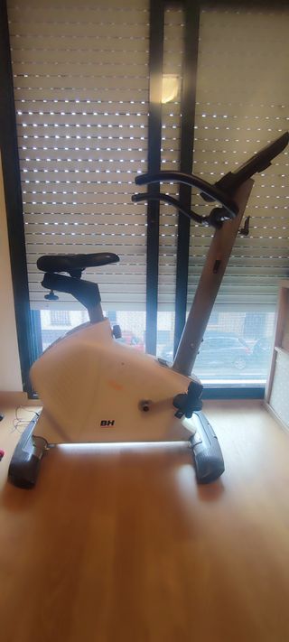 Bicicleta estática bh, usada casualmente. 