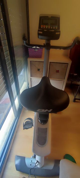 Bicicleta estática bh, usada casualmente. 