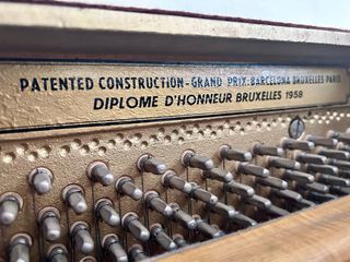 Piano vertical Petrof P 100 Baroko 3