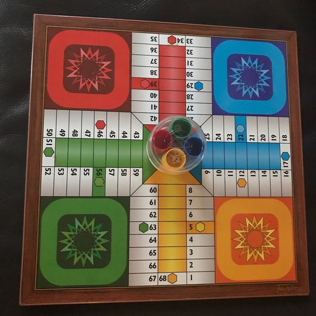 Tablero de madera de parchis y fichas