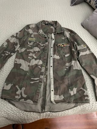 Bonita Camisa camuflaje con pedreria