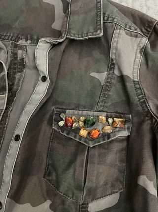 Bonita Camisa camuflaje con pedreria