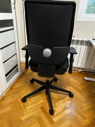 silla de oficina y escritorio