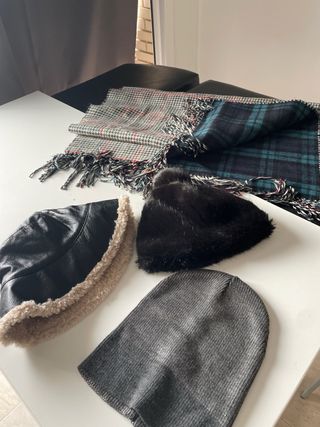 bufanda de invierno y 3 gorros