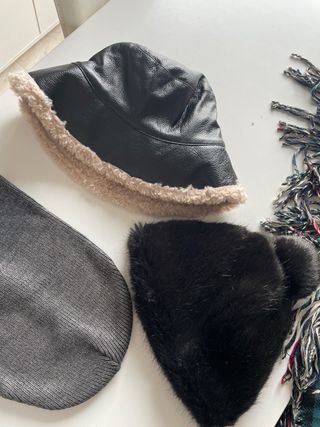 bufanda de invierno y 3 gorros