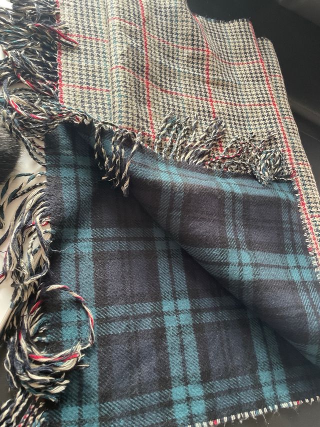 bufanda de invierno y 3 gorros