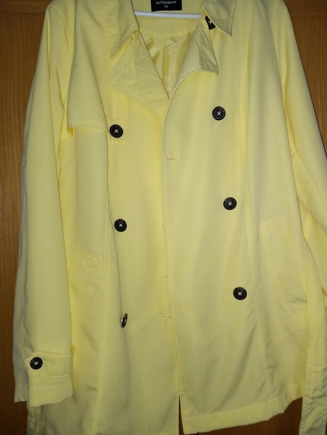 Gabardina amarilla