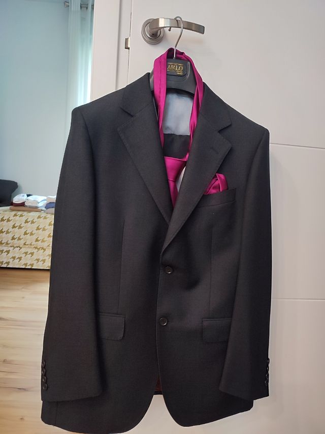 Traje de chaqueta con chaleco y corbata