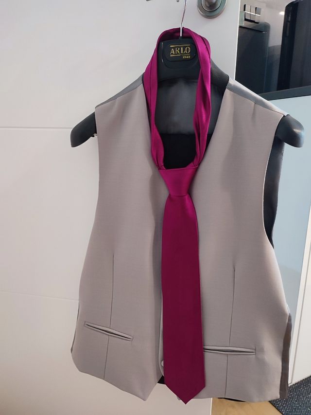 Traje de chaqueta con chaleco y corbata