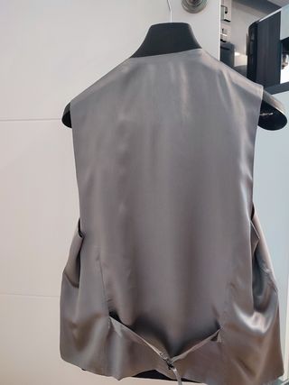 Traje de chaqueta con chaleco y corbata 