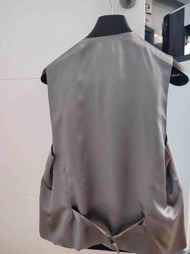 Traje de chaqueta con chaleco y corbata