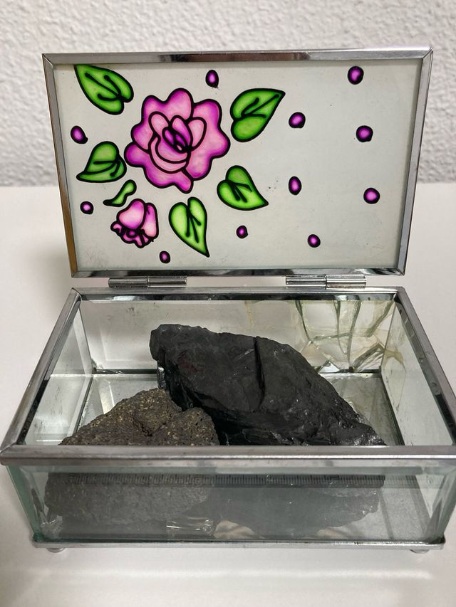 Piedra volcánica y Turmalina