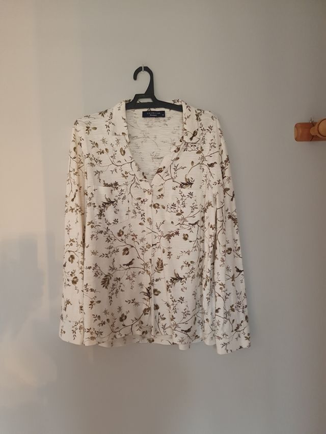 Camisa beige y ramas verdes