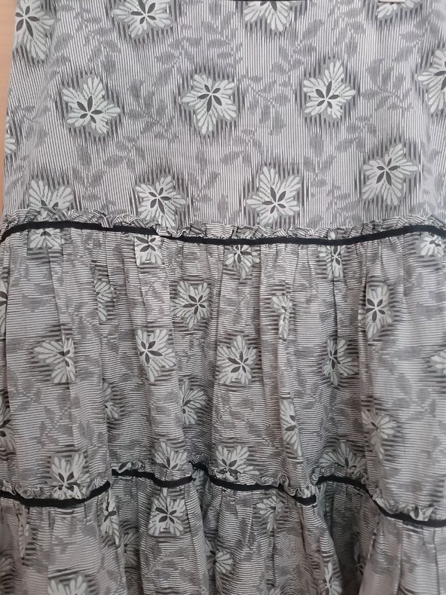 Falda midi con volantes de b.young